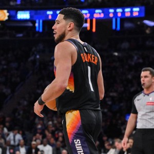 星空体育-再找找状态！布克复出19中6拿到17分6助 三分9中4