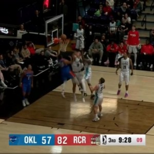 星空体育-小杨血帽昔日的16号秀！杨瀚森血帽扎伊尔·史密斯的扣篮！